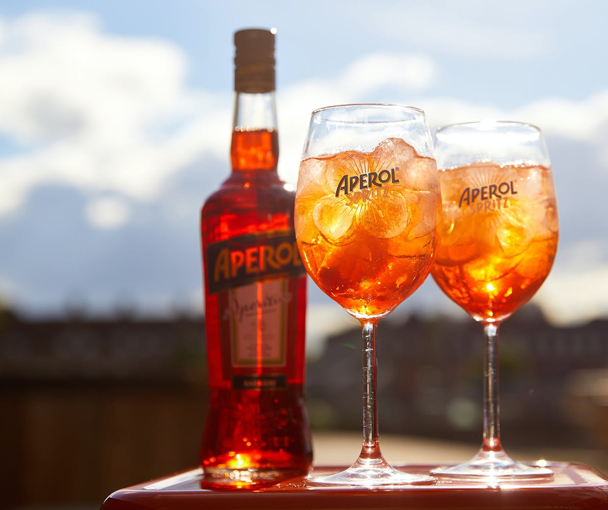 You are currently viewing Aperol: História, Características e Coquetéis de uma Bebida Italiana Refrescante